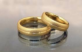 Disponemos de anillos de oro blanco, oro amarillo y oro bicolor, además de alianzas de plata. Aros De Matrimonio Joyeria Evans