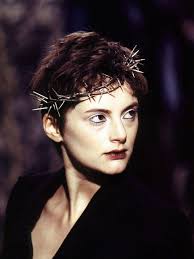 Ang mga kolaborasyon sa pagitan ng jewelry designer na si Shaun Leane at ni  Alexander McQueen; Nagkakilala sila noong 1992 at nagtrabaho silang  magkasama hanggang sa pagkamatay ni McQueen noong 2010. : r/whatthefrockk