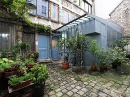 Paris Loft Sous Verriere Sur Cour Fleurie Cour Jardin De Ville Paves Exterieur