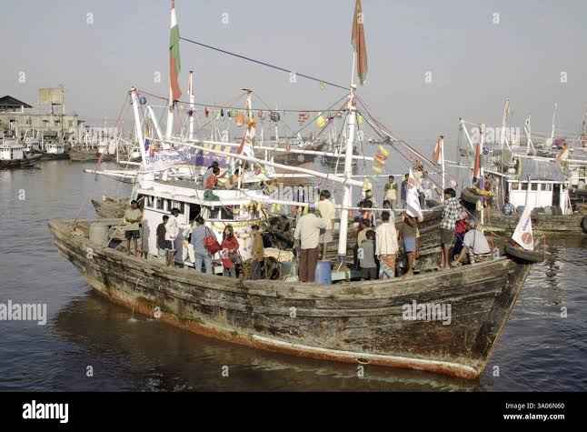 Bombay harbour fishing boats hi-res stock photography and images - Alamy