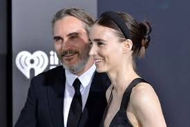 He has played much of his career as. Joaquin Phoenix Rooney Mara Baby Auf Dem Weg Gala De
