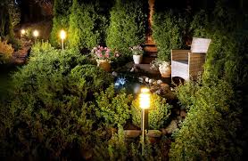 Mitt­ler­wei­le haben uns die vor­tei­le der beleuch­tung mit leds über­zeugt. Indirekte Beleuchtung Im Garten Baume Straucher Und Steine In Szene Setzen