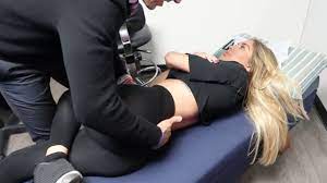 Rubia visita al quiropractico !!really hot !! - YouTube