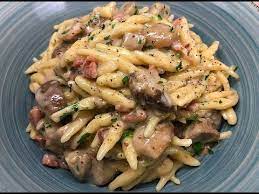 Metti sul fuoco una pentola con abbondante acqua salata e quando l'acqua sarà in ebollizione fai cuocere le trofie avendo cura di scolarle quando sono ancora al dente. Trofie Alla Boscaiola In 15 Minuti Cucinandomelagodo Youtube