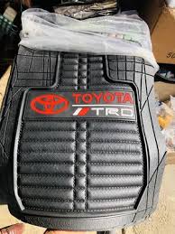 Tapis de voiture noirs Toyota TRD Badge disponible au Mali