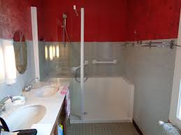 Salle De Bains Adaptee Seniors Avec Douche Plain Pied Et Barres De Maintien Http Www Seniorbains Com Salle De Bain Senio Porte Baignoire Salle De Bain Douche