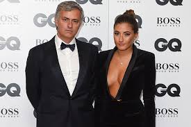 El monto podrá ser convertido a moneda extranjera. Hija De Jose Mourinho Deslumbro Con Escote Hasta El Ombligo En Entrega De Premios Emol Com