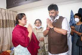 He just admitted to appolo hospital, bangalore this morning 11am. Chiranjeevi Sarja Funeral Rites Kannada Actor S Final Rites Performed At Dhruva S Farmhouse Video Photos Ibtimes India