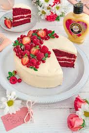 Red Velvet Cake Mit Beeren Und Schokoladen Eierlikor Frosting Kuchenrezepte Mit Eierlikor Rezept In 2020 Kuchen Rezepte Kuchen Und Torten Rezepte Kuchen Und Torten