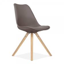 Contemporain, rustique, industriel, scandinave… rondes, rectangulaires ou carrées, elles s'adaptent à la taille de la. Chaise Scandi Inspired Gris Chaud Avec Pieds Pyramide En Bois Cult Uk