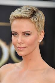 Lena gercke macht kurzen prozess. Charlize Theron 2015 Haarschnitt Kurzhaarfrisuren Kurzhaarschnitt