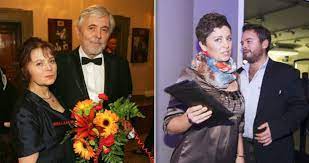 Jeho uhlově černé vlasy a tmavě hnědé oči. Popelka Safrankova Zari Stestim Tajna Svatba Blesk Cz