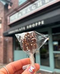 The Ganachery 🍫 Siempre hay que hacer esta parada. 😅 Probamos este de  pumpkin chai y a Tat le obsequiaron una paletita por su cumpleaños. 🤤🤤  @disneysprings