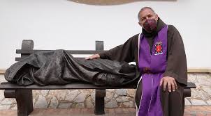 Fray ñero explica que además muchos de los que habitan en las calles son adictos, motivo por el cual, es necesario dar respuestas puntuales a estos casos. Los Pobres Nos Evangelizan El Catolicismo