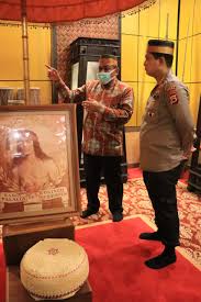 Institusi rajam pelindung agama adat dan budaya.begitulah murninya mauduk pidato saya pada hari ini. Kabid Humas Polda Sulsel Ziarah Ke Makam Raja Raja Bone Sekaligus Kunjungi Museum Lapawawoi Dan Museum Arajange Target Kasus News