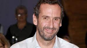 A total of six episodes were produced and broadcast each year and featured one contestant competing with media personality stefan raab in a number of disciplines. Schlag Den Star Dart Moderator Elmar Paulke Ist Die Neue Stimme