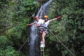 Sugiero poner letreros en todos lados de guardar silencio y no hacer algarabías a altas horas de la noche, muchos de los que vamos a baños hacemos actividades extremas y necesitamos descansar bien para las. Puntzan Canopy Outdoor Adventures Banos Ecuador