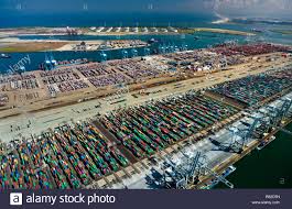 Unternehmen sie eine tour mit einem rundfahrtboot, oder entdecken sie die. Holland Zuid Holland Rotterdam Hafen Aerial Container Hafen Stockfotografie Alamy