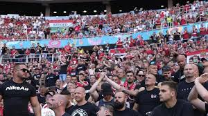 Spanning 93,030 square kilometres (35,920 sq mi) in the carpathian basin, it borders slovakia to the north. Cristiano Ronaldo Alvo De Insultos Homofobicos Por Parte De Ultras Hungaros Maisfutebol