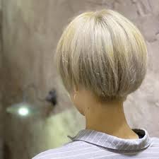 magiyhair下北沢info magiy jpはinstagramを利用しています いつもありがとうございます ケアブリーチ仕様で3回目のブリーチにも髪が耐えてくれました ハイトーン派はこれから冬に向けて白っぽい髪色可愛いですね ショートブロンドヘア ベリーショート