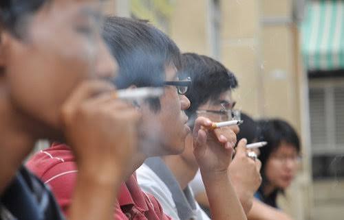 Chế tài thế nào với hút thuốc lá nơi công cộng? - Tuổi Trẻ Online