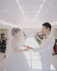 アルカンシエルリュクスマリアージュ名古屋 指輪交換した後に チラッと見つめあって ちょこっとニコニコ ほんと素敵なカップルだなぁ 二次会も行ったら良かったなぁ 二次会に以前撮影したお客様が何人かい wedding dresses wedding photos wedding