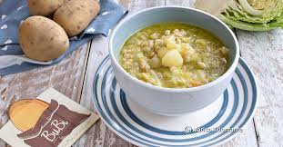 1 piccola verza, 2 patate medie, 1 spicchio d'aglio (o cuocere continuando a mescolare, fino a quando verze e patate saranno ben asciutte. Ricetta Minestra Orzo Minestra Con Orzo Patate E Verza Minestra Verza