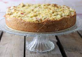 Rhabarber putzen und in stücke schneiden. Rhabarberkuchen Mit Streuseln Und Puddingfullung Dailyvegan