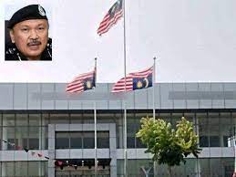 Terdahulu, imam melalui twitternya menyatakan kekesalan berhubung perkara itu walaupun memuji. Bendera Terbalik Boleh Dikenakan Tindakan Undang Undang Dipenjara