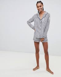 Trova una vasta selezione di pantaloni corti uomo a prezzi vantaggiosi su ebay. Asos Design Pigiama Con Camicia E Pantaloncini Con Stampa A Righe E Cuoricini Asos