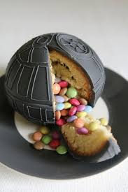 1001 Idees Pour Organiser Un Anniversaire Star Wars Comme Un Vrai Fan Anniversaire Star Wars Anniversaire Star Gateau Anniversaire Star Wars