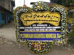 Karena memang yang namanya papan bunga ini merupakan salah satu bentuk atau kemasan bunga yang biasanya paling sering di pesan diberbagai macam toko bunga papan happy wedding di wastukencana bandung, dan digunakan untuk mengucapkan berbagai macam ucapan. Toko Bunga Papan Di Bandung Pusat Bunga Bandung