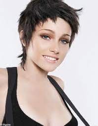 Épinglé sur cheveux court wig me up perruque carnaval nuque longue nuque à l. 7 Idees De Coupes Courtes Nuque Longue Coupes Courtes Nuque Longue Coupe De Cheveux Courte Coiffure Courte