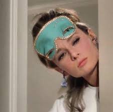Breakfast at tiffany's is a 1961 film about a young new york socialite who becomes interested in a young man who has moved into her apartment building. Tiffany Audrey Wore In Breakfast At Tiffany S The Adventurine
