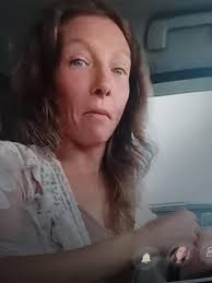 Heather dice que tienes familia, señor, pero ¿por qué estás en mi cara...?  Literalmente no lo está, recogió su comida y se subió a su coche sin  mirarla ni una sola vez!!!!