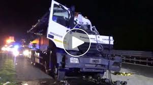 E' successo tutto intorno alle 13:30 quando una macchina, per motivi ancora da accertare, si è schiantata contro un autocarro per la manutenzione dell'autostrada, fermo sul lato destro della corsia. Grave Incidente Stradale In A14 Dir All Altezza Di Godo Tamponamento Tra Due Mezzi Pesanti Traffico Bloccato Ravennanotizie It
