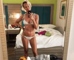 La nuotatrice italiana ha portato a casa 11 medaglie mondiali e due medaglie olimpiche, federica pellegrini al momento è l'attuale detentrice del record del mondo nei 200 stile. Federica Pellegrini Foto Fisico Mozzafiato Evidenziato Da Micro Bikini