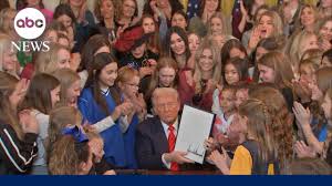 Trump signs executive order banning ...