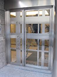 Porte D Ingresso In Acciaio Inox E Vetro F Lli Ballan Srl Costruzioni Metalliche Lattoneria E Montaggio Vetri