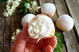 I fiocchi di neve, conosciuti anche come nuvole ripiene sono dei dolcetti napoletani diventati famosi in tutta italia grazie alla pasticceria poppella, luo. Ricetta Fiocchi Di Neve Dissapore