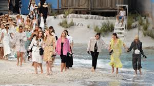 Depuis 2005, la maison chanel investit le grand palais et en fait un écrin magistral pour ses nombreux défilés. Karl Lagerfeld Turned Le Grand Palais Into A Beach For The Chanel Show