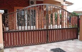 Memilih pagar dari material kayu inspirasi pintu gerbang rumah berupa pagar minimalis yang terbuat dari material kayu dengan warna yang terang. 10 Inspirasi Desain Pintu Gerbang Rumah Pilih Klasik Atau Minimalis Rumah123 Com