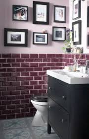ein kleines eingerichtetes bad mit leseecke und regalen u a mit hemnes bank schwarzbraun gebeizt fraj bad renovieren badezimmer farbideen badezimmer dekor