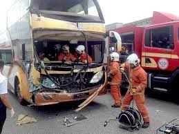 Thirty seven out fifty three passengers of the bus, which plunged into a ravine near genting highlands earlier today have been. S Porean Dies In Bus Crash On Way To Genting Highlands Se Asia News Top Stories The Straits Times