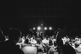 Michele - Amici, mercoledì 8 aprile nella deliziosa Chiesa della Natività  di Sant'Agnello (Congrega) verrà a farci visita un talento assoluto del  violoncello: Mr. Guy Johnston. E' un'occasione imperdibile per ascoltare un