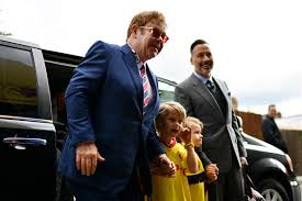 Karen john celestine will be held at 1000 a.m. Elton John Kundigt Plane Fur Eine Tournee An Um Zeit Mit Seiner Familie Zu Verbringen