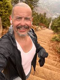 What are your tips for completing the Manitou Incline with 200 push-ups?