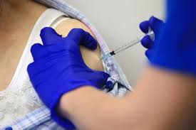 Une femme de 78 ans a reçu la première dose de vaccin contre le Covid-19 en  France