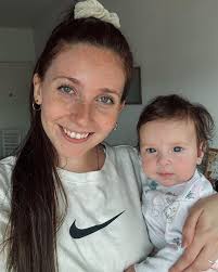 Me saqué una foto sola después de mucho.. pero obvio que estaba con mi  compañerito al lado 💘🤣