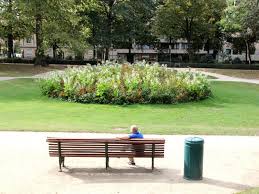 Zaun Um Blumenbeet Im Stadtpark Gartenmobel Sets Blumenbeete Blumenbeet